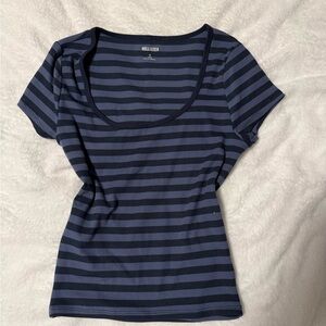 Hollister Women's Blue and Black Striped Tee